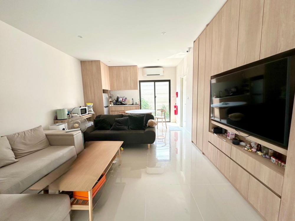 For SaleTownhouseOnnut, Udomsuk : Townhome for sale, Baan Klang Muang, Sukhumvit - On Nut, very new condition, good Feng Shui, good price, interior has adjusted lighting. Make it comfortable for the whole eye. The kitchen has been extended. Ready to own