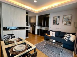 For RentCondoSukhumvit, Asoke, Thonglor : Well decorated 2 BR. For Rent at The Lumpini 24, Sukhumvit 24 > Close to Prom Phong BTS Station (Rt-01)