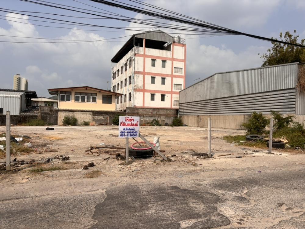 For RentLandChokchai 4, Ladprao 71, Ladprao 48, : Beautiful plot of land for rent, at the beginning of the shortcut alley, cars pass by all the time, at the entrance of Soi Sangkhom 27 - Khok Chai Si, some cement has been poured.