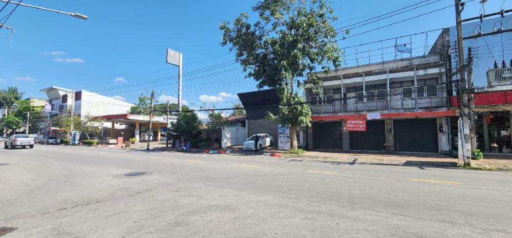 For SaleShophouseLampang : Commercial building for sale, 2 and a half floors, 3 rooms, close to business area, prime location, Lampang Province, Sop Tui Subdistrict, 138 sq m.