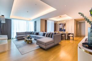 For RentCondoWitthayu, Chidlom, Langsuan, Ploenchit : Baan Sindhorn - Beautifully Furnished 2 Bedrooms / Newly Furnished / Ready To Move In