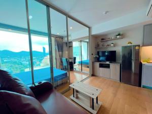 For SaleCondoSriracha Laem Chabang Ban Bueng : High floor, city and mountain views, condo for sale, complete with decorations, electrical appliances.