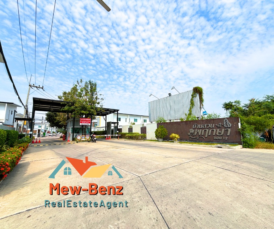 For SaleHousePattaya, Bangsaen, Chonburi : Second-hand townhome, first-hand condition, only one in the project. Its like getting a new, first-hand house in Chonburi. Call 065-463-2645 Mew.