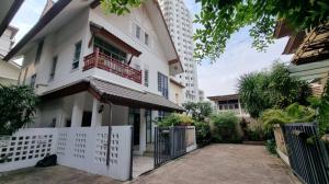 For RentHouseNana, North Nana,Sukhumvit13, Soi Nana : BTS Nana for rent, 3-story detached house for living only, area 50 sq wah, surrounded by garden, can raise pets.