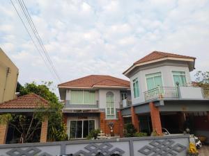 For SaleHousePattaya, Bangsaen, Chonburi : Urgent sale, 2-story detached house, 3 bedrooms, 3 bathrooms, large house in the heart of the city, Ang Sila-Bang Saen. There are many department stores.