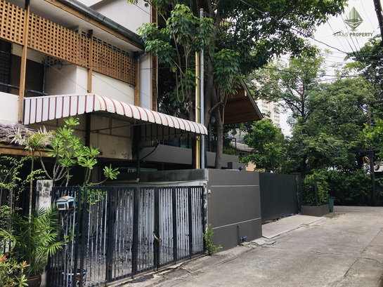 For SaleShophouseSukhumvit, Asoke, Thonglor : Cheapest Townhome for Sale, Ekamai22, Nice Location, Full house built, suitable for living or do a home office