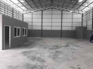 For RentWarehouseEakachai, Bang Bon : Warehouse for rent, Ekkachai Road, Bang Bon. Warehouse for rent, size 300 square meters, newly built, with office, next to Bang Bon Road 4, 5 miles from Kanchanaphisek Road, with 24-hour security.