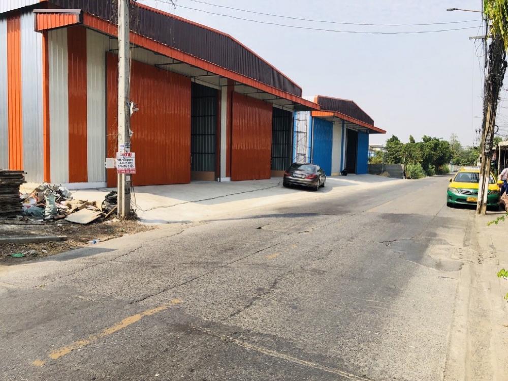 For RentWarehouseKaset Nawamin,Ladplakao : Newly built warehouse in Kaset-Nawamin location, Bueng Kum, Lat Phrao, along Ramintra Expressway. Located next to an alley road, suitable for a storefront and distribution center.
