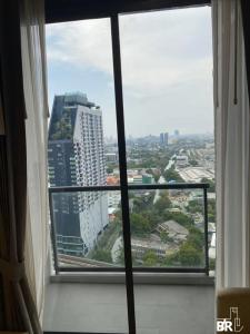 For SaleCondoSapankwai,Jatujak : **High floor, big room, good price, close to both BTS and MRT, condo allows pets, good location, full central garden, can invest or live in yourself, contact Warm / 064-665-5595