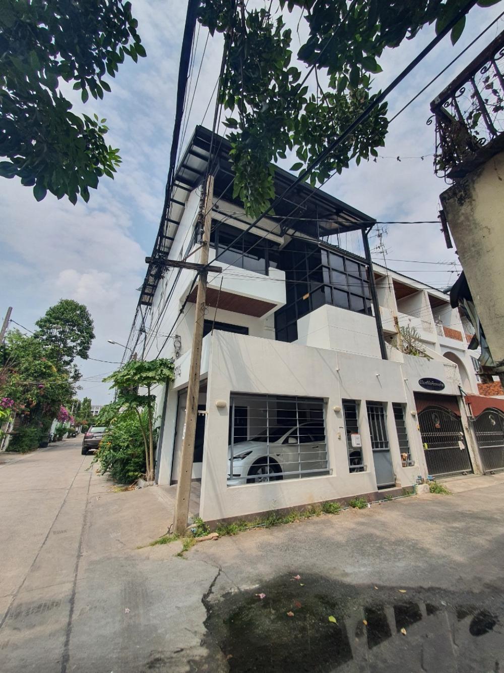 For RentTownhouseOnnut, Udomsuk : Townhome for rent, Soi Pridi Banomyong 26, corner house, newly renovated in the heart of Sukhumvit 🧧🐲🎊