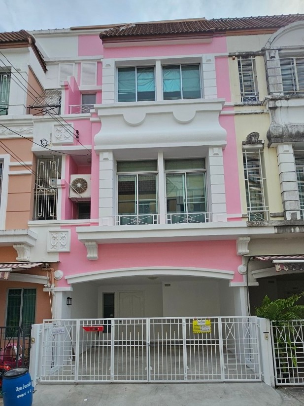 For RentTownhouseSamut Prakan,Samrong : Townhome for rent, newly renovated Baan Klang Muang British Town, walk 150 meters to Sri Lasalle Station. Yellow Line