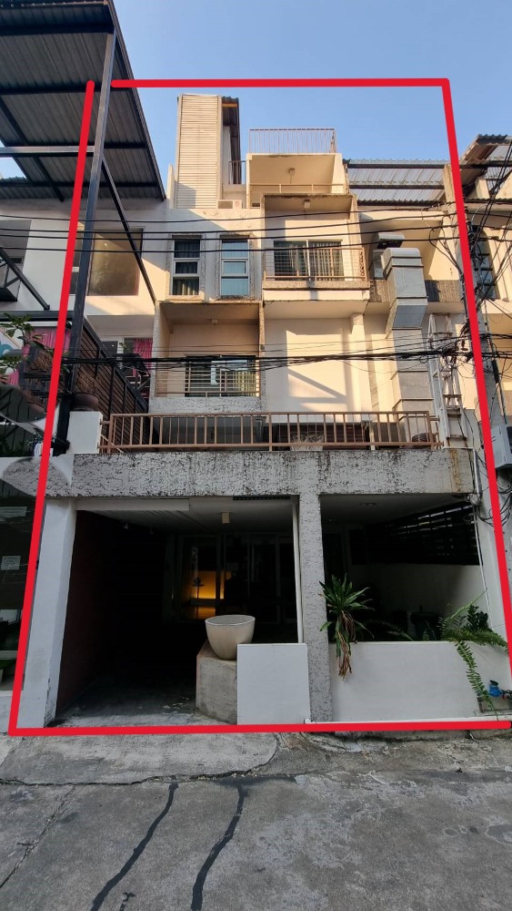 For RentTownhouseSukhumvit, Asoke, Thonglor : BTS Phrom Phong for rent, 5-story townhouse. Suitable for a hostel, spa, does not accept pets. Not accepting restaurants, not accepting marijuana