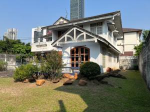 For SaleHouseSukhumvit, Asoke, Thonglor : 🏡👍For sale house and large space of land in the middle of Thonglor, spacious parking lot and front garden area.
