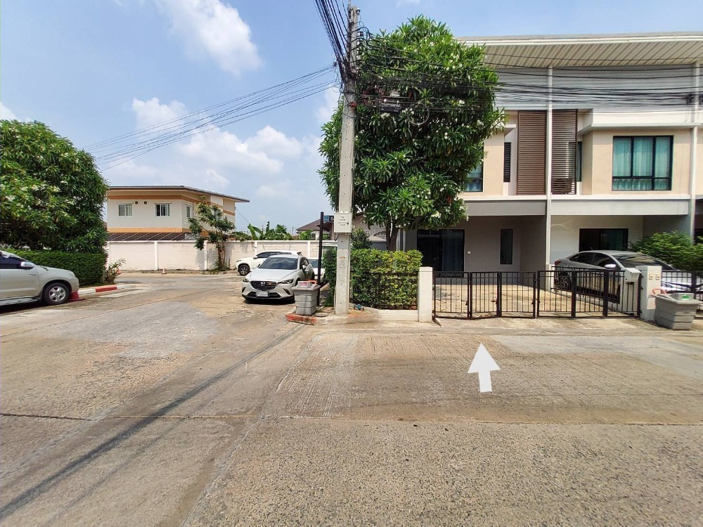 For RentTownhouseNonthaburi, Bang Yai, Bangbuathong : 📢 Townhome for rent “corner house“ 💓 #next to Ratchapruek-Kanchanaphisek Road 😍 Complete central area, good neighbors, safe 🎉 Parking for many cars 🎯 #Modi Villa Bang Bua Thong (Property Perfect) near #MRT Khlong Bang Phai Station #Central Westgate and #I