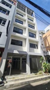For RentTownhouseSukhumvit, Asoke, Thonglor : Sukhumvit house for rent / has a separate rooftop / has an elevator ready to install.