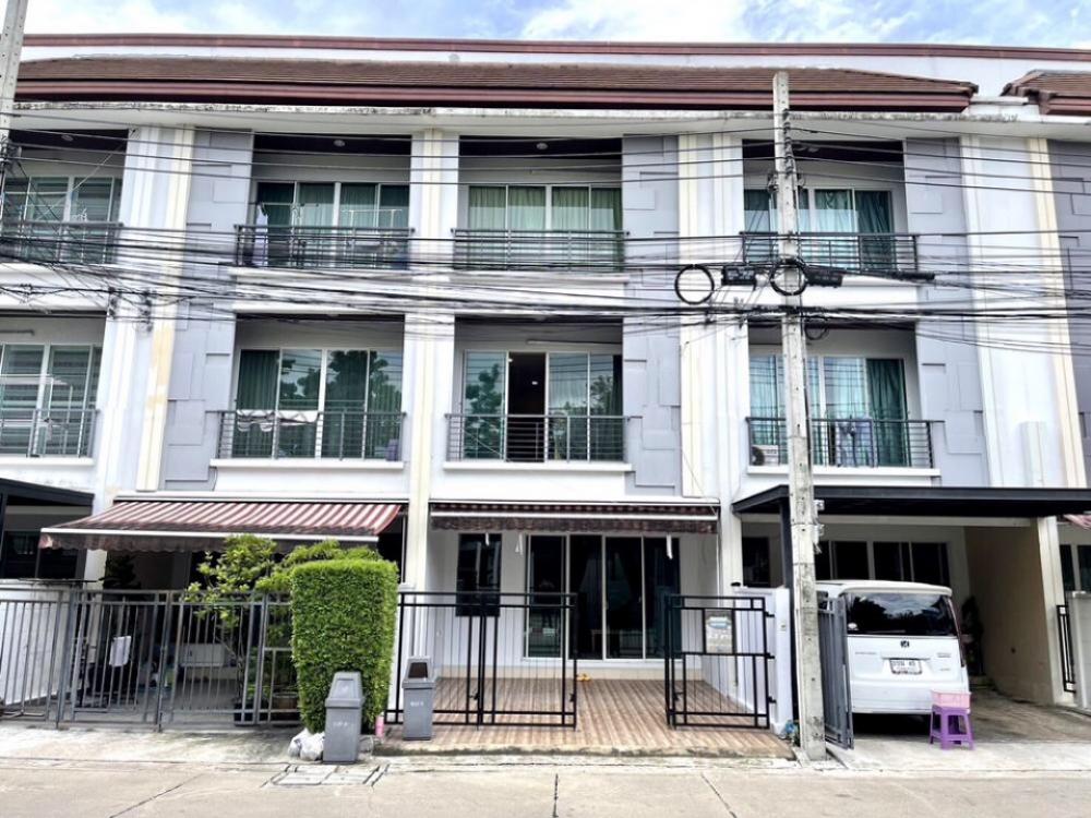 For SaleTownhouseRatchadapisek, Huaikwang, Suttisan : House for sale in the middle of the city, Ratchada 36, ​​Soi Suea Yai, 3-story townhome, beginning of the project in front of the garden.