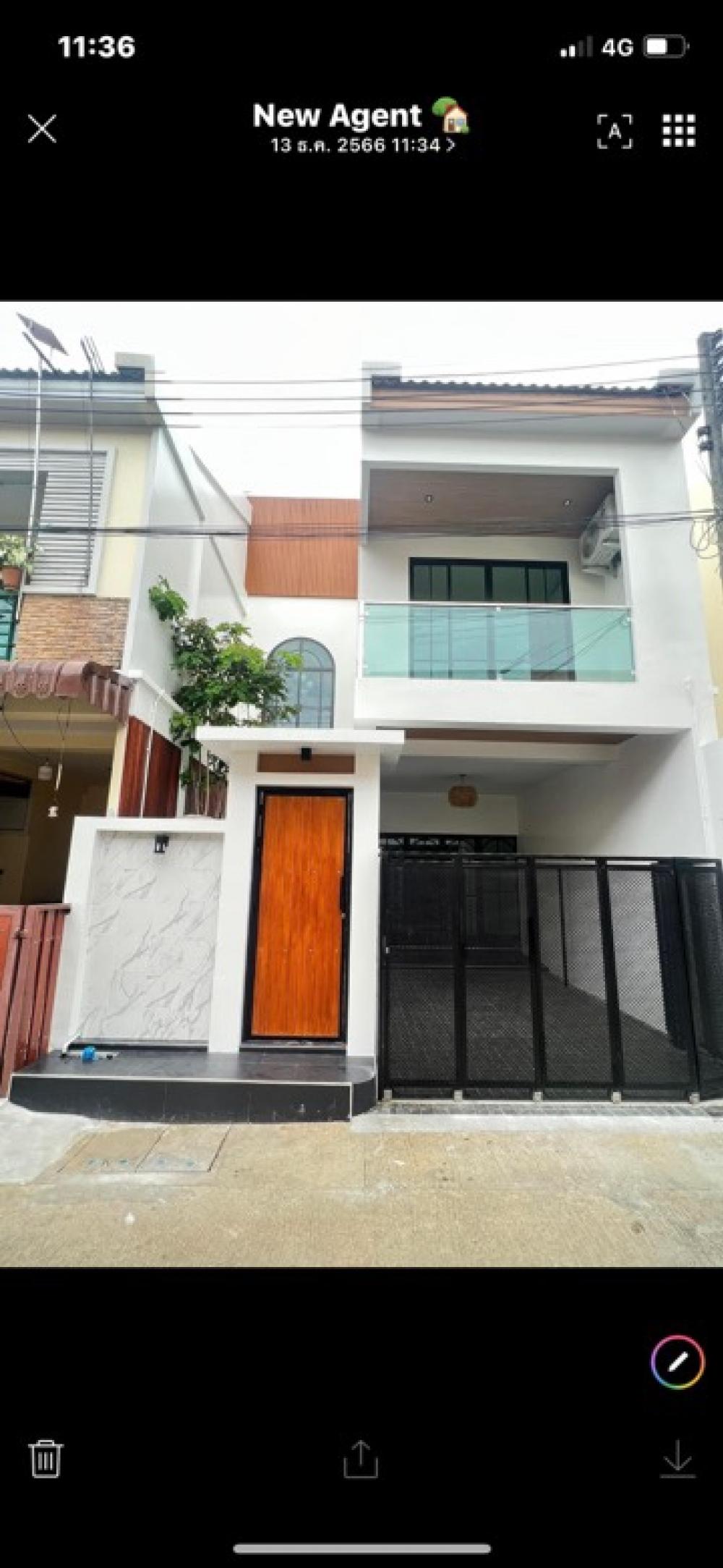 For SaleTownhousePhuket : Modern style house, 3 bedrooms, 3 bathrooms, can be rented out in a community area, buy for an investment of 12% per year, all new furniture. Near Villa Market, Chalong Pier, near the beach, near the hospital, restaurants, markets
