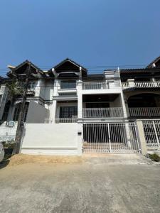For SaleTownhouseRatchadapisek, Huaikwang, Suttisan : Quick sale!!! 3-story townhouse in Soi Ratchada 32, area size 31.4 sq m, completely renovated. Good location, project only 1.5 km from the main Ratchadaphisek Road, suitable for a home office. or reside