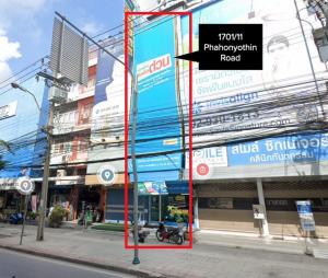 For RentRetailKasetsart, Ratchayothin : Shophouse for rent on the main road, at BTS Phahonyothin 24 station, very good location, suitable for a clinic / spa / massage shop / Wellness health / Onsen / Pet Shop, veterinarian / surgery.