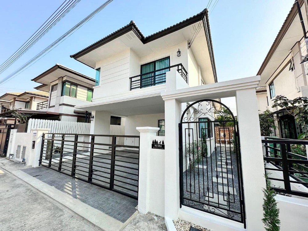 For SaleHousePathum Thani,Rangsit, Thammasat : [Urgent sale 🔥] 2-story semi-detached house, English style, Baan Fah Piyarom Project, Phase 11, has garden area, beautiful house, ready to move in.