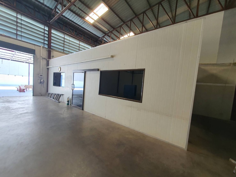 For RentWarehouseNawamin, Ramindra : Warehouse for rent with office, 600 ม 330 sq m, next to Hathairat Road. Supports 40 foot containers. Other sizes are also available.