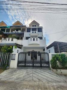 For RentTownhouseBang Sue, Wong Sawang, Tao Pun : R1561 3-story townhome for rent, Soi Bangkok Nonthaburi 43 (vacant) near MRT Wong Sawang.