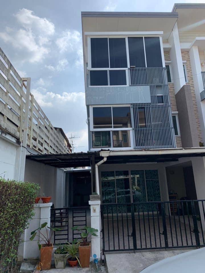For RentTownhouseKaset Nawamin,Ladplakao : For rent/sell and sell, 3-story townhome Town plus Kaset-Nawamin village, corner plot