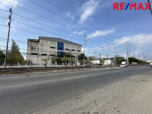 For SaleLandSamut Prakan,Samrong : Land for sale with buildings It is a factory building and office building, totaling approximately 40,000 square meters. Along Sukhumvit Road In front of Bang Pu Industrial Estate, Samut Prakan, total land area 42-3-35 rai (17,135 square wah)