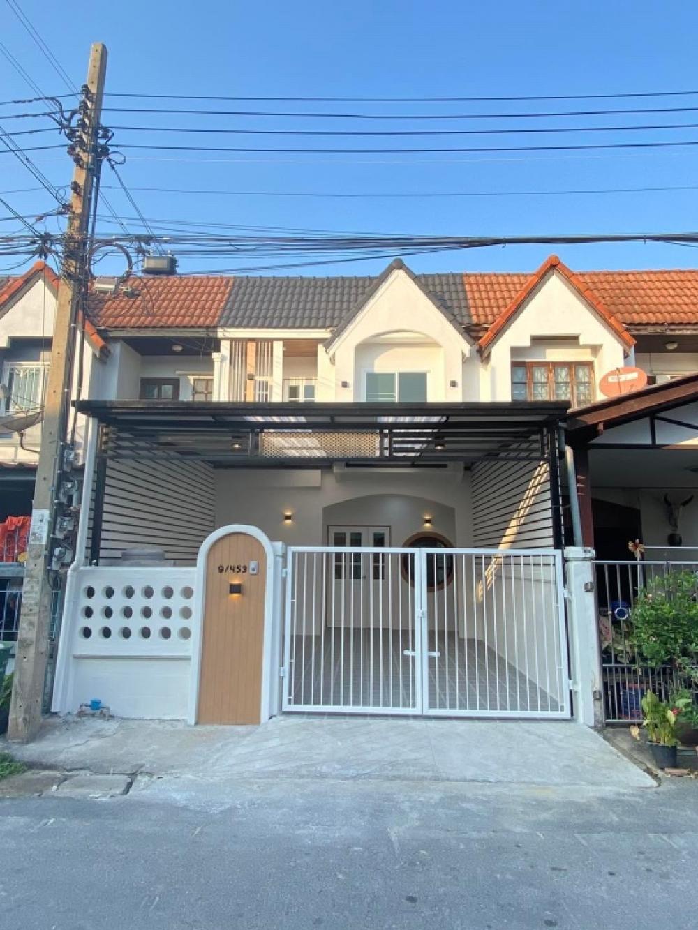 For SaleTownhouseNonthaburi, Bang Yai, Bangbuathong : 2-story townhouse for sale, Bua Thong Village 2, next to the BTS, popular design, no matter how much you have, its not enough to sell. Minimalist style, cafe, Arch Khon Oei, Arch Jai, must hurry, price 2.15, free transfer.