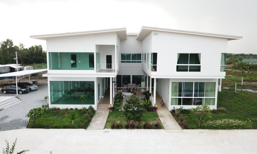 For SaleHouseChachoengsao : 2-storey detached house for sale, usable area 1,000 sq m., with 6 rai of land, along with Mueang Chachoengsao District, Chachoengsao Province, 3-phase electricity and Solar Roof system, suitable for living. Elderly housing Small hospital, cafe