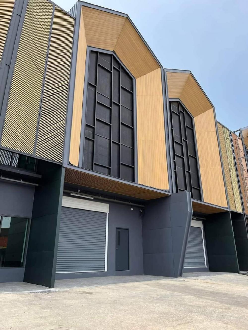 For RentWarehouseMahachai Samut Sakhon : Warehouse / small factory for rent Brand new building The total area below is 220 sq m., and the top 60 sq m will be used as an office. Or if you want to divide it into residences, it can have many functions.