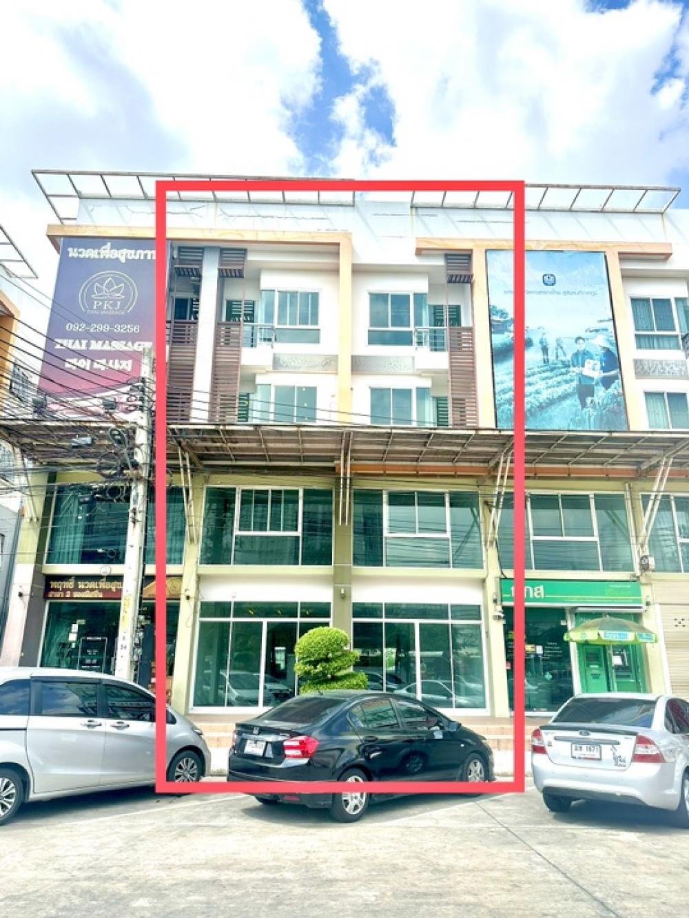 For RentShophouseMin Buri, Romklao : Commercial building for rent next to BTS line and have parking spaces