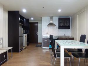 ให้เช่าคอนโดนานา : For Rent : The Trendy Condominium Sukhumvit 13 : 2 bedrooms/73 Sq.M.