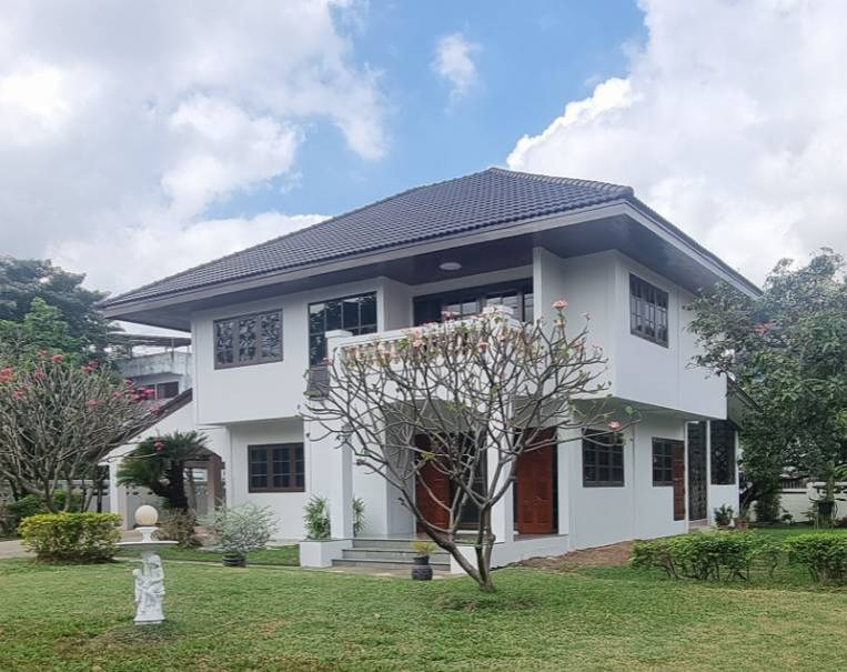 For RentHouseOnnut, Udomsuk : 2-story house for rent, beautiful garden, newly renovated, Sukhumvit location, Punnawithi, size 300 sqw., 3 beds, 3 baths, usable area 300 sq m., Sukhumvit 101, Bang Chak, Phra Khanong, rent 95,000 baht per month.