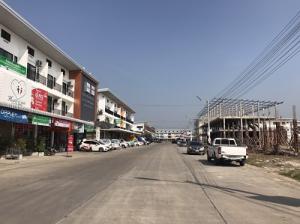 For RentLandPathum Thani,Rangsit, Thammasat : Land for rent Rangsit-Nakhon Nayok, Khlong 4, Nakhon Nayok outbound road, 200 meters from Khlong Si Mueang Mai Market.