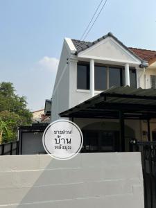 For SaleTownhouseSamut Prakan,Samrong : Urgent sale!! Corner townhouse, 34 sq m., can walk right off Theparak Road, selling for only 2.59 million.