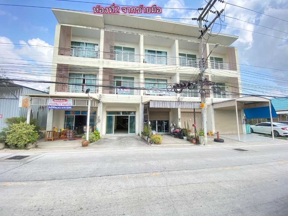 For SaleShophouseRayong : 3-story commercial building for sale, 0.4 km from Sukhumvit Road, good location in a community area. Suitable for trading or living in Ban Chang, Rayong.