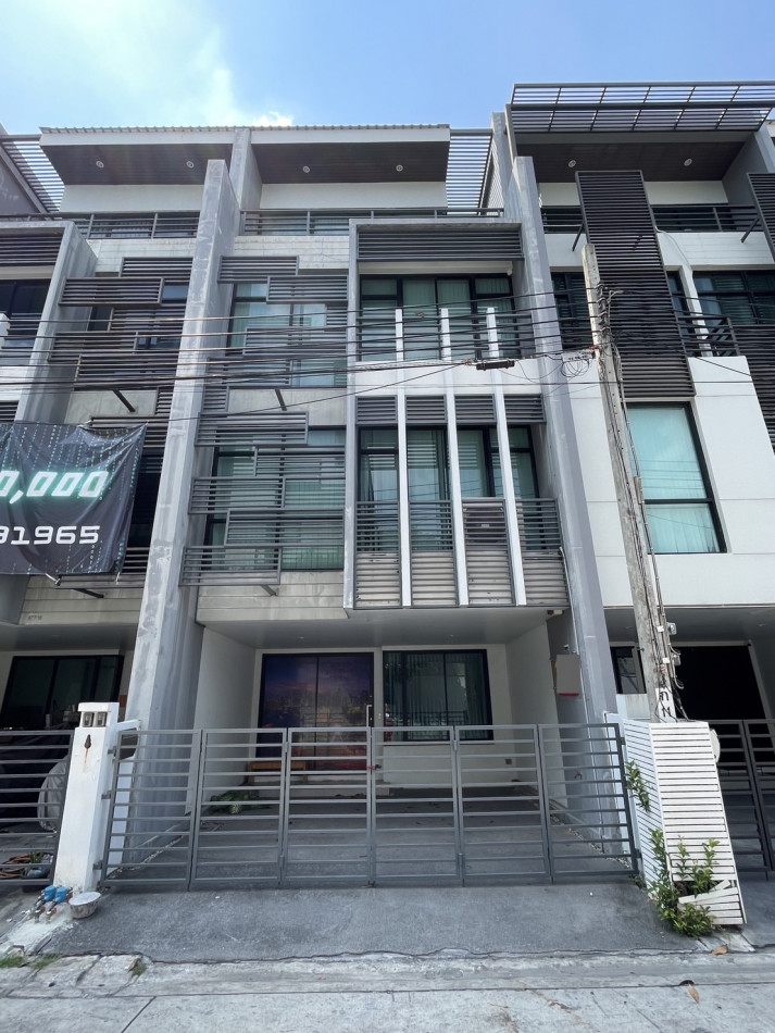 For RentTownhousePattanakan, Srinakarin : For rent: Home Office Nirvana Rama 9, near Rama 9, Ramkhamhaeng, convenient to Ekkamai.