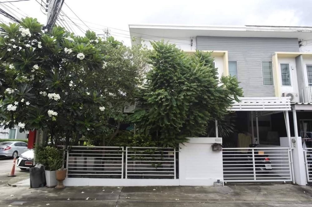 For RentTownhouseKaset Nawamin,Ladplakao : For rent: The Connect 9 Kaset-Nawamin, corner house, opposite Chocolate Ville. Call 0999983897