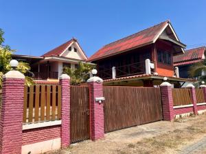 For RentHouseChiang Mai : Single house for rent, 2 floors, 5 bedrooms, 4 bathrooms, 5 parking spaces, usable area 400 sq m., view & good neighbors. Doi Saket District Chiang Mai-Doi Saket Super Highway Road