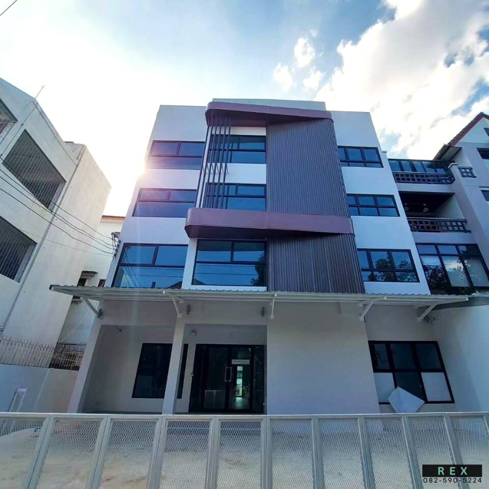 For RentOfficeSapankwai,Jatujak : For rent Stand Alone/office building - 4 storeys with Elevetor, Usable area of 580 sq.m, Chatuchak, Vibhavadi Rangsit, Lat Phrao Intersection