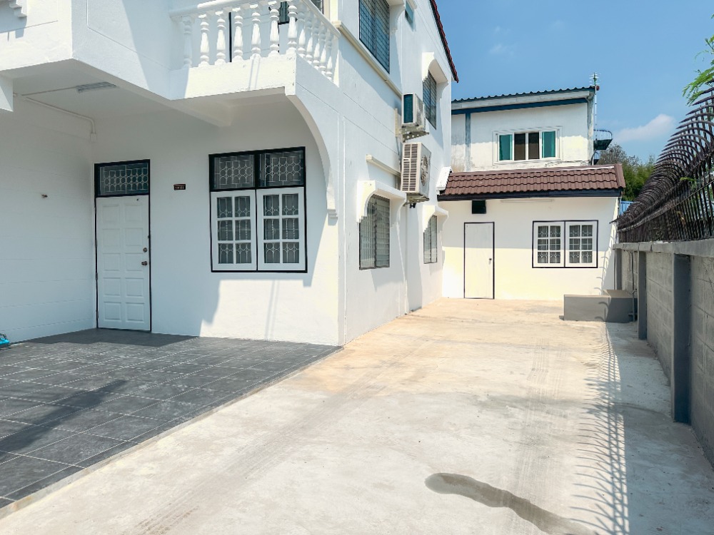 For RentTownhouseKaset Nawamin,Ladplakao : Townhouse for rent, corner house, Tok Taeng Mai, Soi Lat Pla Khao 60.