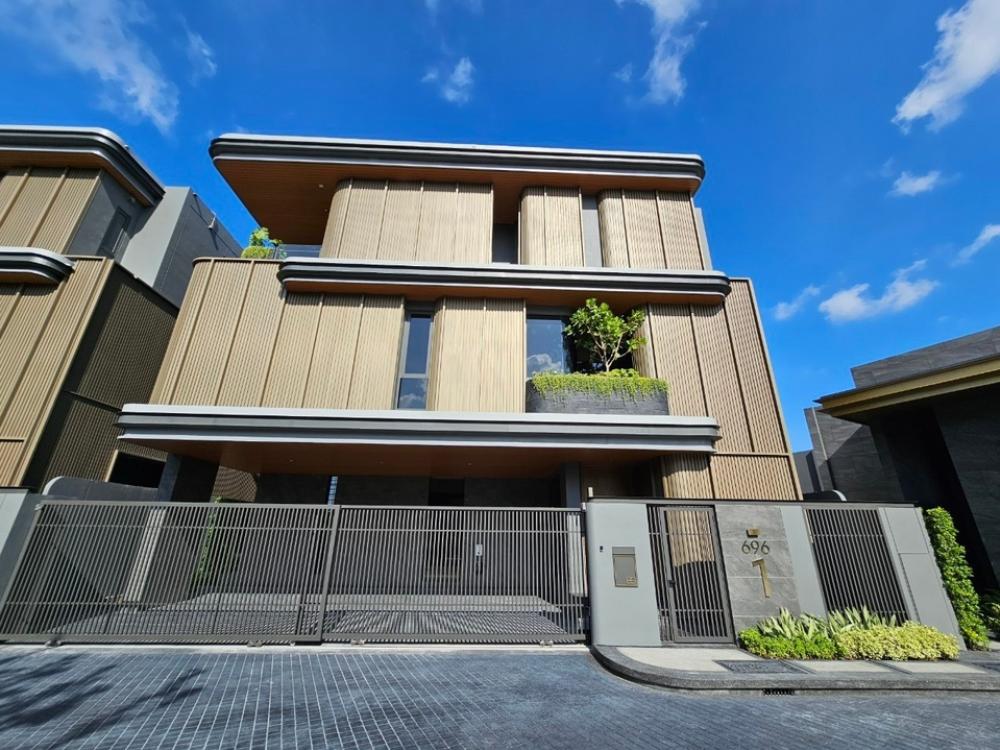 For RentHouseRama9, Petchburi, RCA : LL290 for rent, 3-story detached house, Bukan Rama 9-Mengjai project # in the project there are only 8 houses, the most private, there is an elevator, a private swimming pool. Large garden view, ready to move in