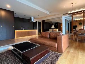 ให้เช่าคอนโดสุขุมวิท อโศก ทองหล่อ : For Rent 3 bedroom The Madison Luxury Condo High floor Near BTS Phrom Phong Fully furnished Ready to move in