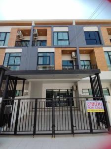 For SaleTownhouseMin Buri, Romklao : H6024 Luxurious 3-story townhome for sale, Trio Romklao project, width 5.5, parking for 2 cars.
