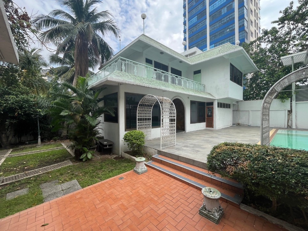 For RentHouseSukhumvit, Asoke, Thonglor : Single house for rent, Thonglor Soi 5, wide area, has a swimming pool, nice to live in, can be used as a restaurant.
