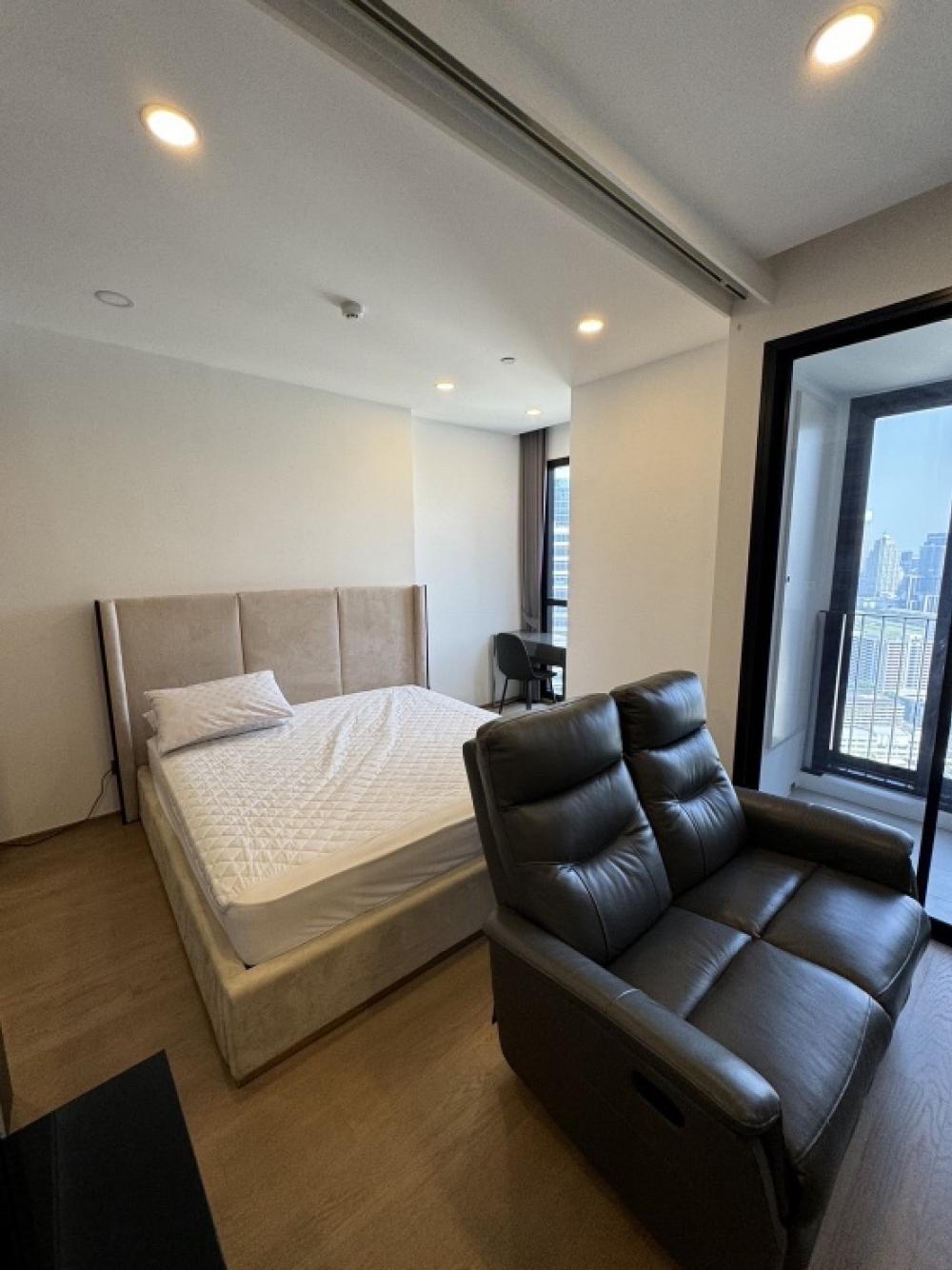 For RentCondoSiam Paragon ,Chulalongkorn,Samyan : Urgent for rent Ashton Chula 23,000 baht, size 35 sq m., available room, ready to move in. I dont accept agents.