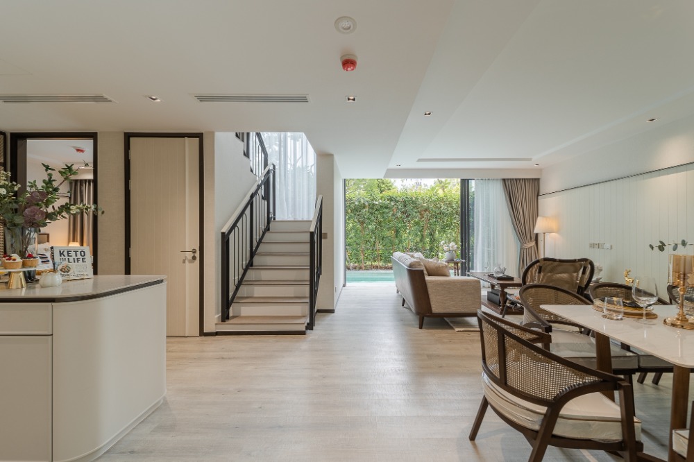 For SaleCondoHuahin, Prachuap Khiri Khan, Pran Buri : The spacious condo located on the beachfront in Hua Hin comes with a private pool, providing a comfortable and homely experience.