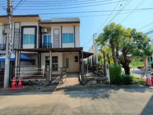 For SaleTownhouseRama 2, Bang Khun Thian : Townhome for sale, corner unit, Gusto Rama 2 project, Gusto Rama 2, sold as is, asking for someone to accept because the house needs to be renovated a lot.