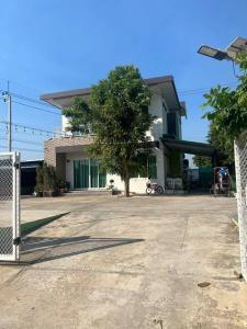 For RentHouseLadkrabang, Suwannaphum Airport : ⚡ For rent, 2-story detached house, Khum Klao Road (house next to the road), doors on 2 sides, size 120 sq m. ⚡